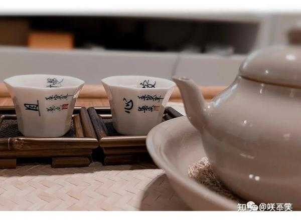 好，用户让我写一篇关于家门上插花的文章，标题是家门插花，选择与布局的艺术。首先，我需要确定文章的结构，可能分为几个部分，选择花的种类、花瓶的材质、花的布局以及学的考量,象征,事业,希望,第1张