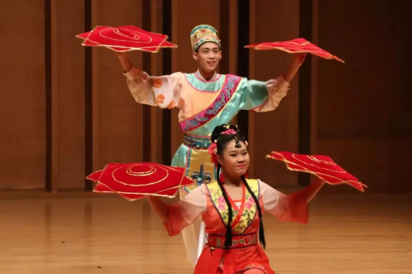 二人转新篇章,胡吉时与陈冰洋的跨界合作演绎别样风采,吉时,合作,传统与现代,第1张 二人转新篇章,胡吉时与陈冰洋的跨界合作演绎别样风采,吉时,合作,传统与现代,第1张