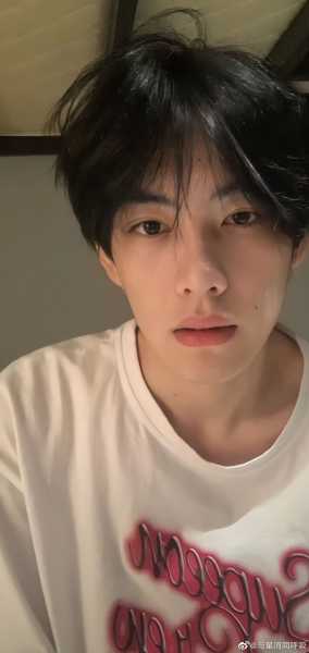 男生卧室架子布局，打造宜室宜人的空间,象征,气场,能量,第1张