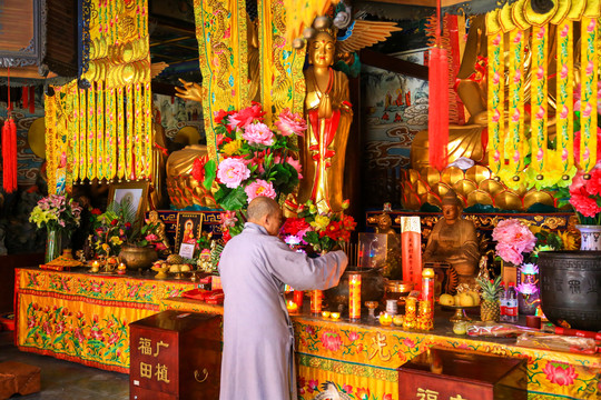 佛殿装什么灯最好——揭秘建筑照明布局之道,象征,希望,能量,第1张 佛殿装什么灯最好——揭秘建筑照明布局之道,象征,希望,能量,第1张