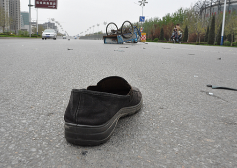 解梦下雨丢鞋了什么意思，揭秘梦境中的隐喻与象征,象征,事业,挑战,第1张