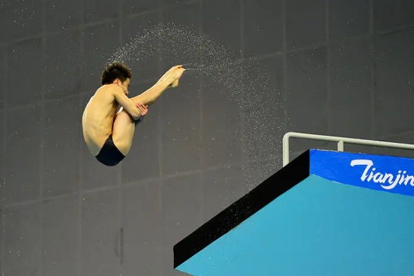 周公解梦跳水，揭秘梦境中的跳水含义与象征,象征,挑战,自我,第1张