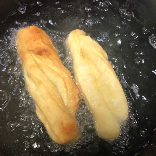 梦境中的美食，梦见吃油条的寓意与解梦揭秘,象征,事业,挑战,第1张