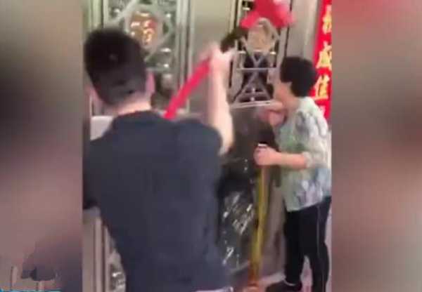 堵门闹剧，伴娘误了吉时，婚礼尴尬不已,象征,吉时,美好,第1张