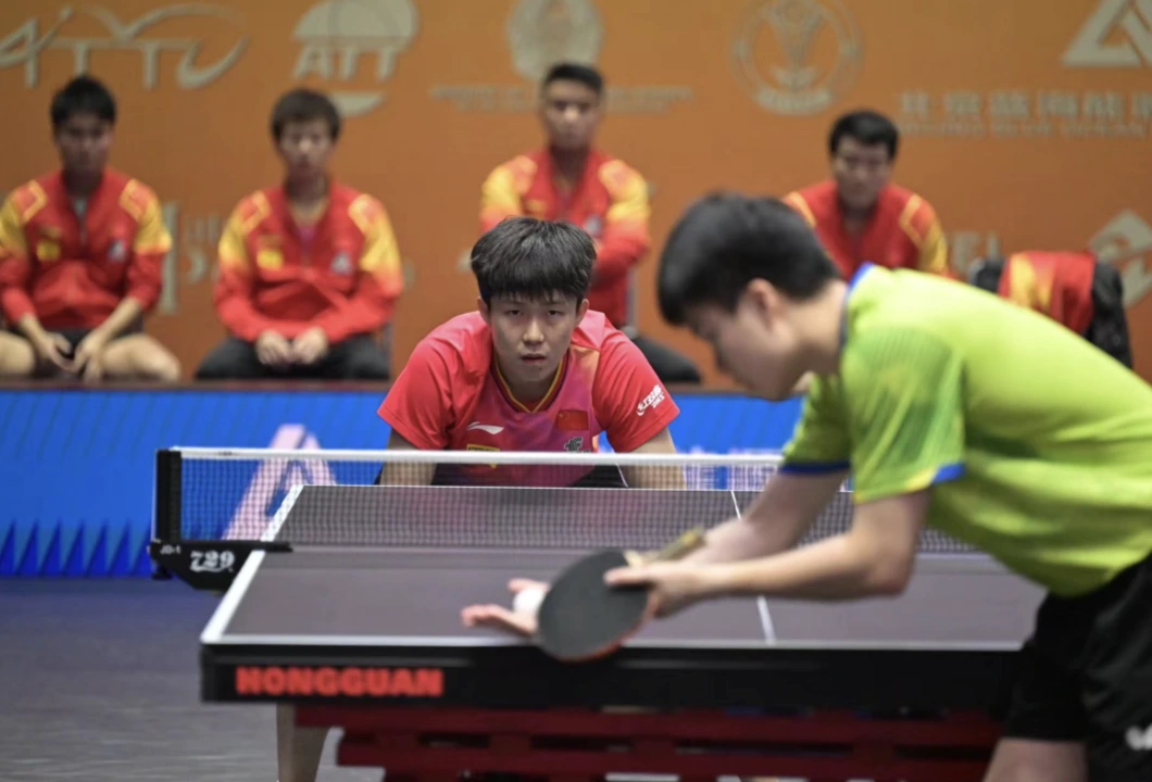 男乒运动员签名热潮，荣誉与粉丝的亲密互动,象征,能量,第1张