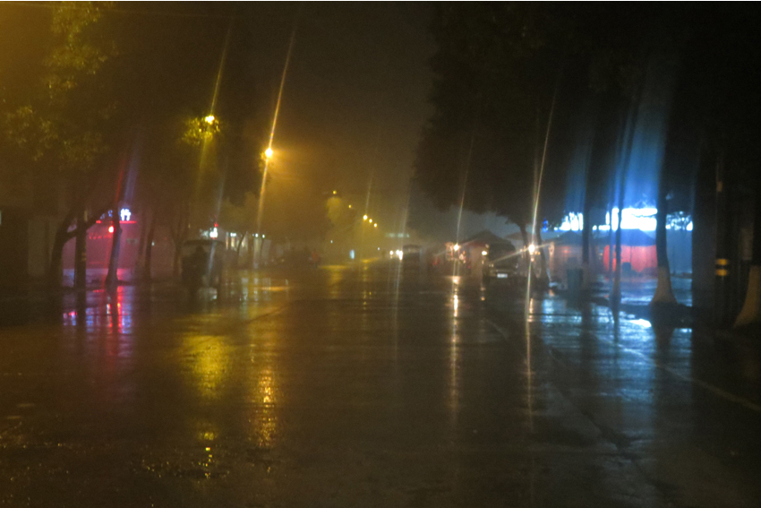 夜里下雨的神秘预兆，揭秘解的风雨寓意,象征,挑战,自我,第1张