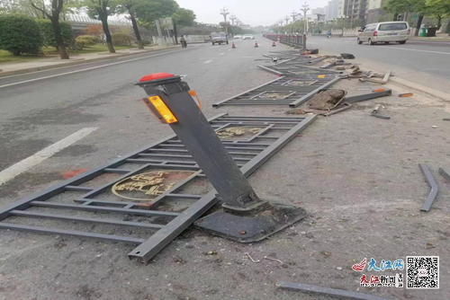 撞护栏的之谜,揭秘交通事故中的不祥之兆,象征,事业,挑战,第1张 撞护栏的之谜,揭秘交通事故中的不祥之兆,象征,事业,挑战,第1张