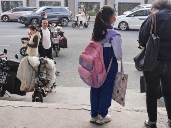 路边看到书包,周公解的神秘寓意及现实解读,象征,事业,解梦,第1张 路边看到书包,周公解的神秘寓意及现实解读,象征,事业,解梦,第1张